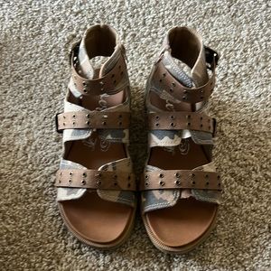 Excellent Condition Very G Sandals